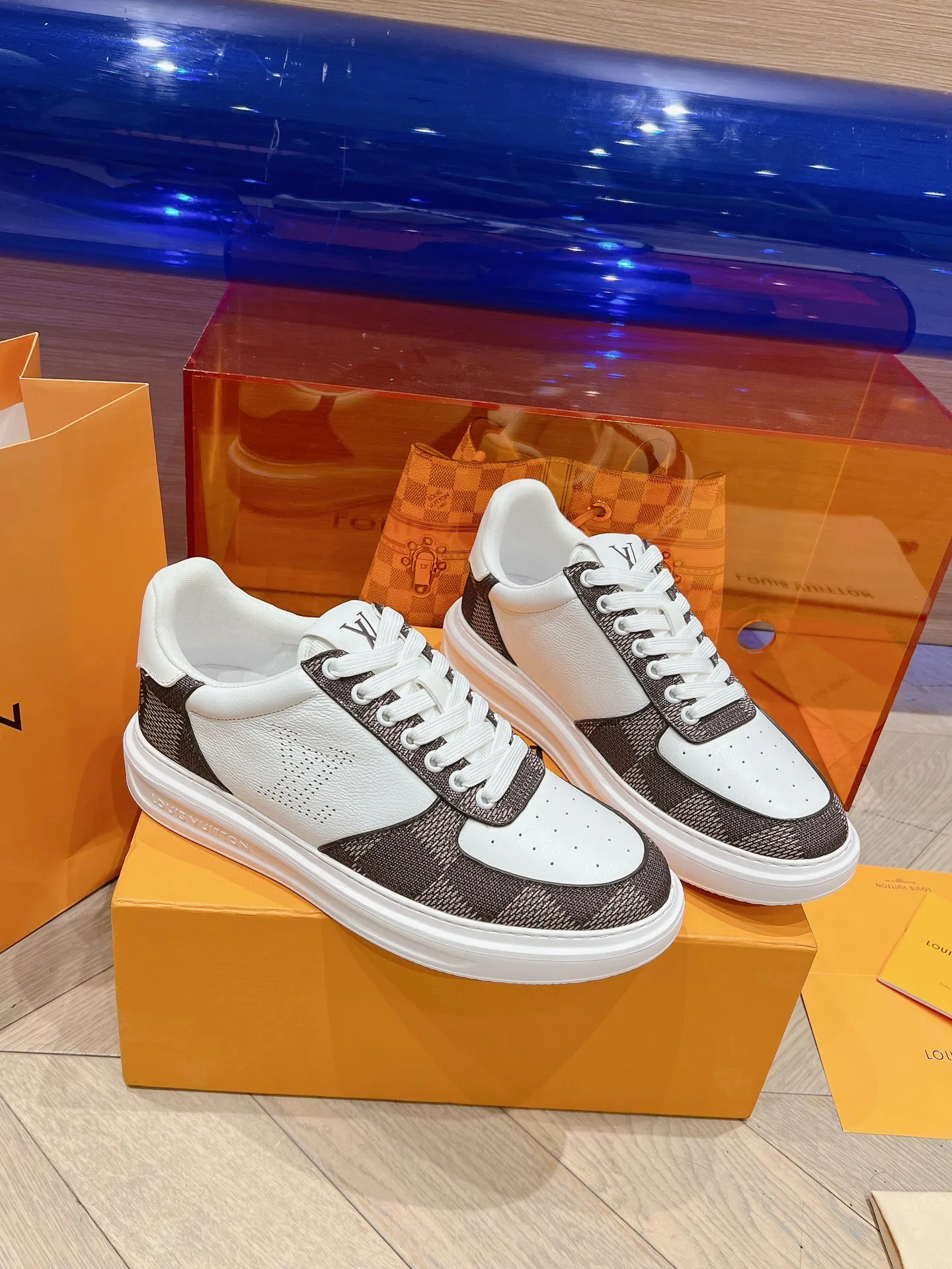 👟👟Ex-factory price 680👟👟 New LV white shoes for men, checkerboard series, plaid color matching, pure cowhide, 3D printed breathable holes, men's casual business travel shoes👟full of comfort, size: 37-45